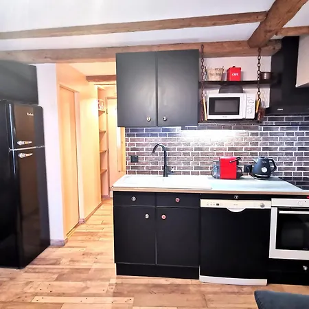 Le Vieux Tacot Avec Garage